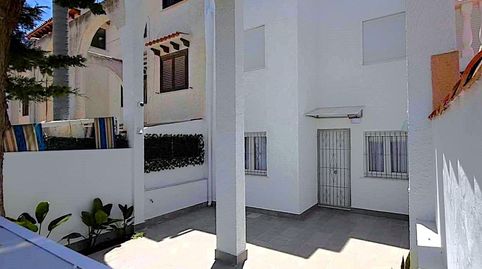 Casa adosada reformada 70 m2  terrazas en Calas Blancas. Varias terrazas, gran piscina comunitaria, cerca del centro y a tan solo, imatge 2