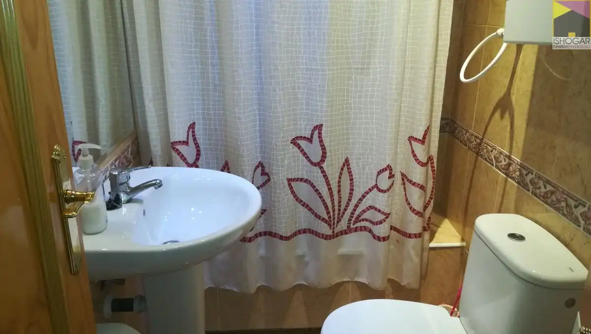 Baño de Casa o chalet en venta en Valdepeñas con Aire acondicionado, Calefacción y Parquet