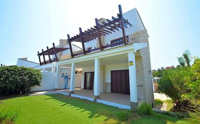 Vista exterior de Casa o xalet en venda en Estepona amb Aire condicionat, Terrassa i Traster