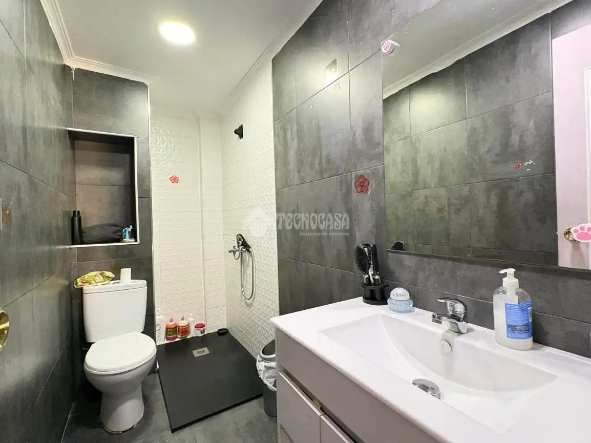 Bathroom of Flat for sale in Málaga  with Air Conditioner and Terrace
