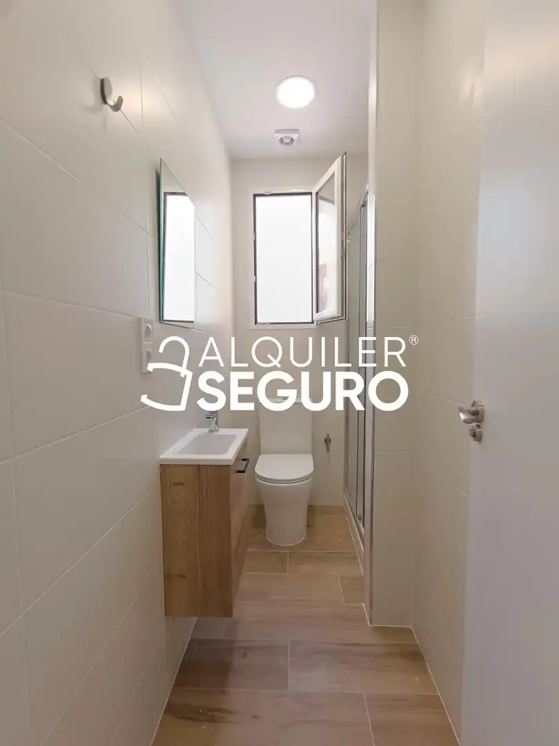 Bathroom of Flat for rent in Leganés  with Heating and Terrace
