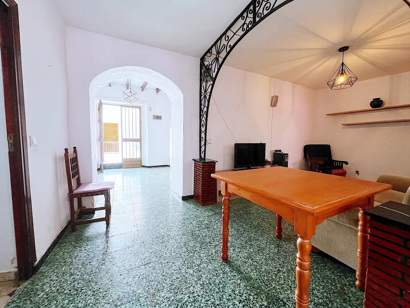 Sala d'estar de Casa adosada en venda en Mijas amb Jardí privat, Terrassa i Moblat
