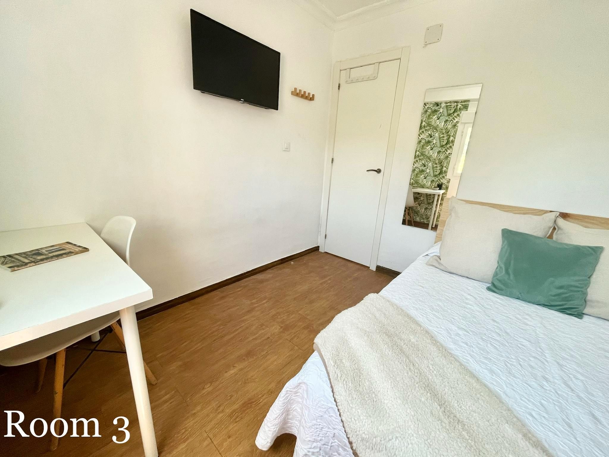 Bedroom of Flat to share in  Sevilla Capital  with Furnished, Washing machine and TV