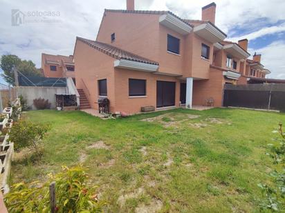 Jardí de Casa adosada en venda en Aldeamayor de San Martín amb Terrassa i Piscina