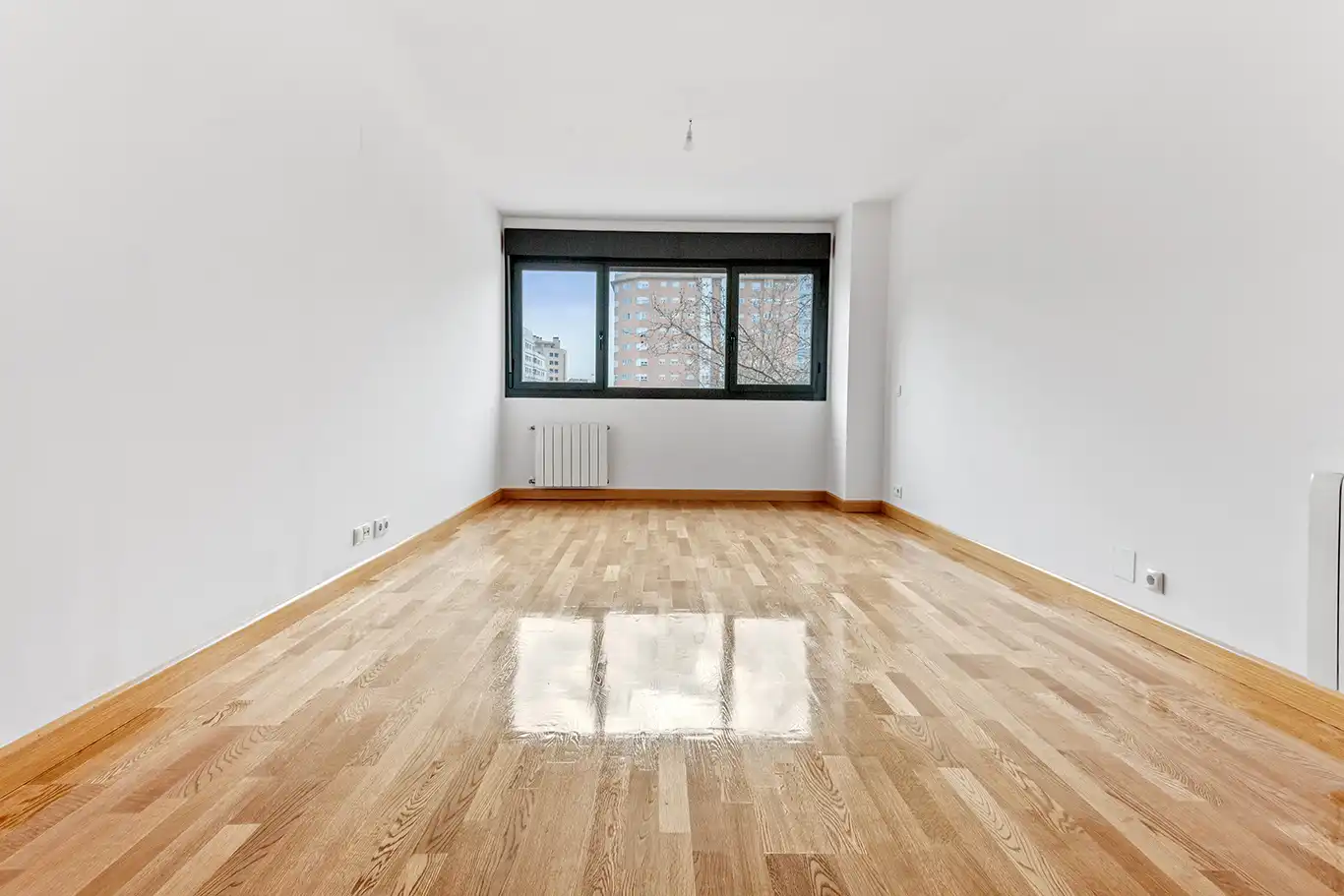 Living room of Flat for sale in Madrid  with Air Conditioner, Terrace and Storage room