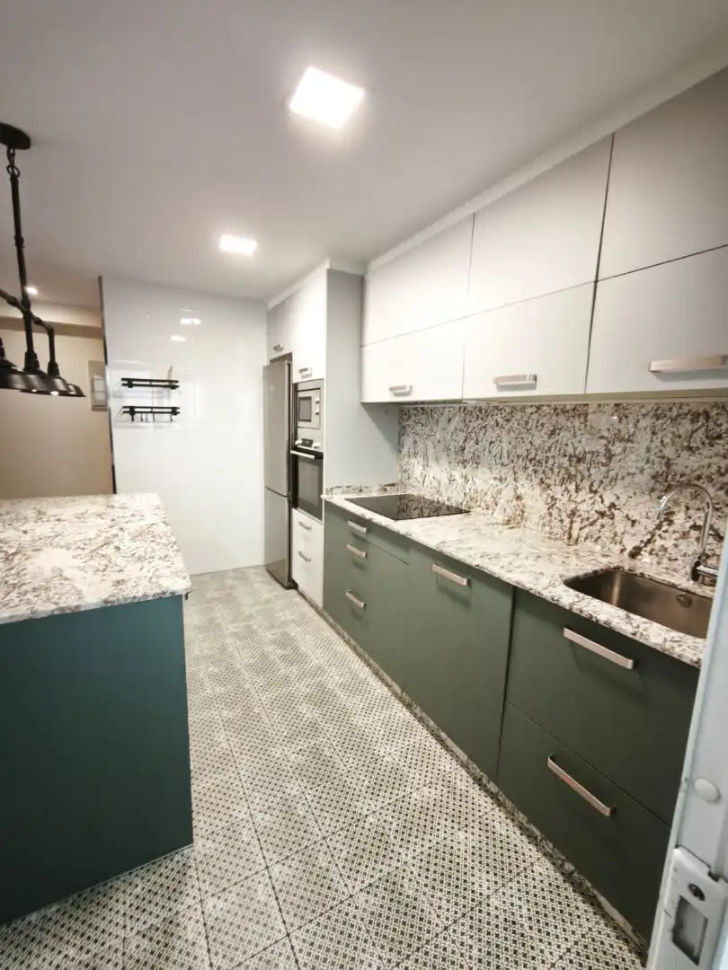 Cocina de Piso de alquiler en Vigo  con Calefacción, Parquet y Horno