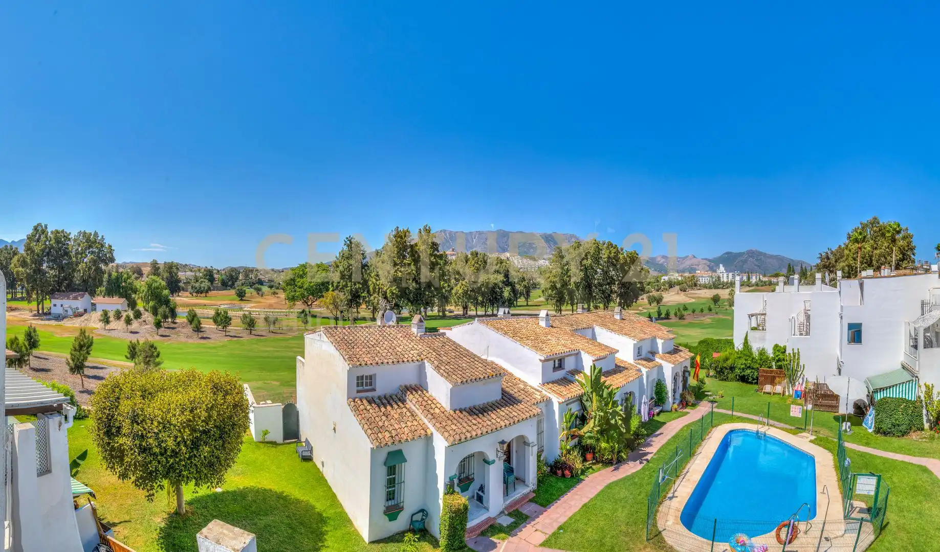Vista exterior de Casa adosada en venda en Mijas amb Jardí privat, Forn i Rentadora