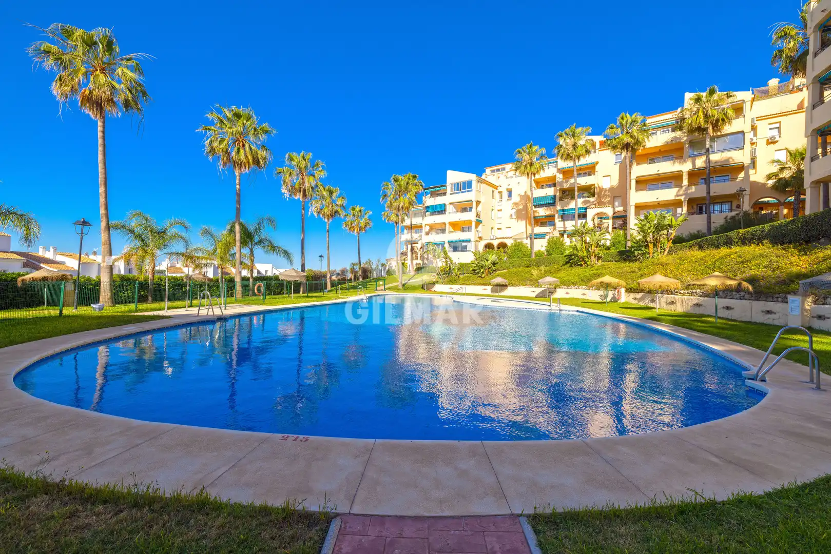 Außenansicht von Wohnung zum Verkauf in Benalmádena mit Heizung, Privatgarten und Abstellraum