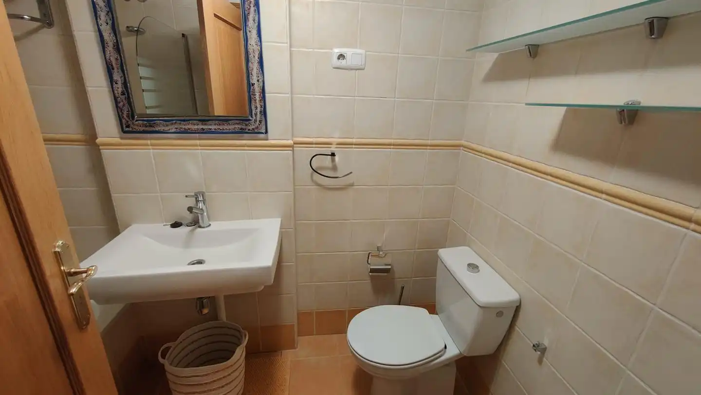 Baño de Piso de alquiler en Santiago de Compostela  con Calefacción, Trastero y Amueblado
