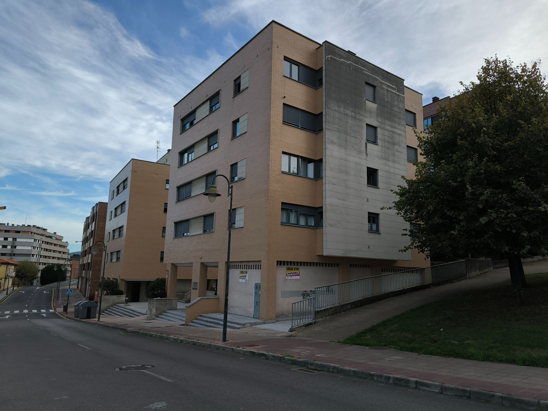 Vista exterior de Local en venda en Avilés