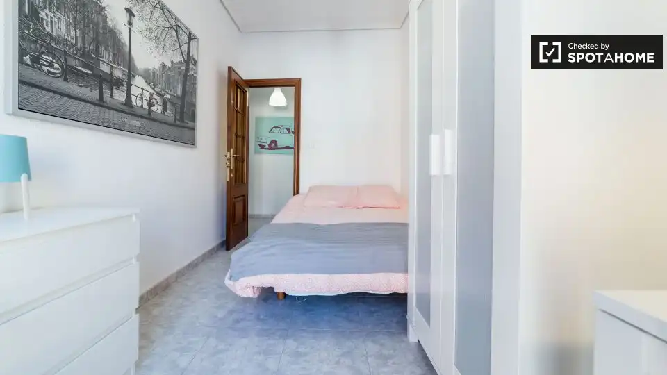 Schlafzimmer von Wohnung zur untervermieten in Valencia mit Klimaanlage, Heizung und Möbliert