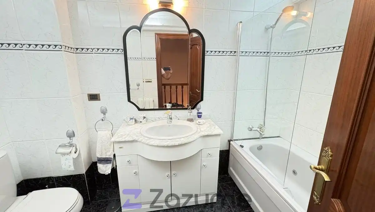 Baño de Dúplex de alquiler en Noja con Jardín privado, Terraza y Piscina