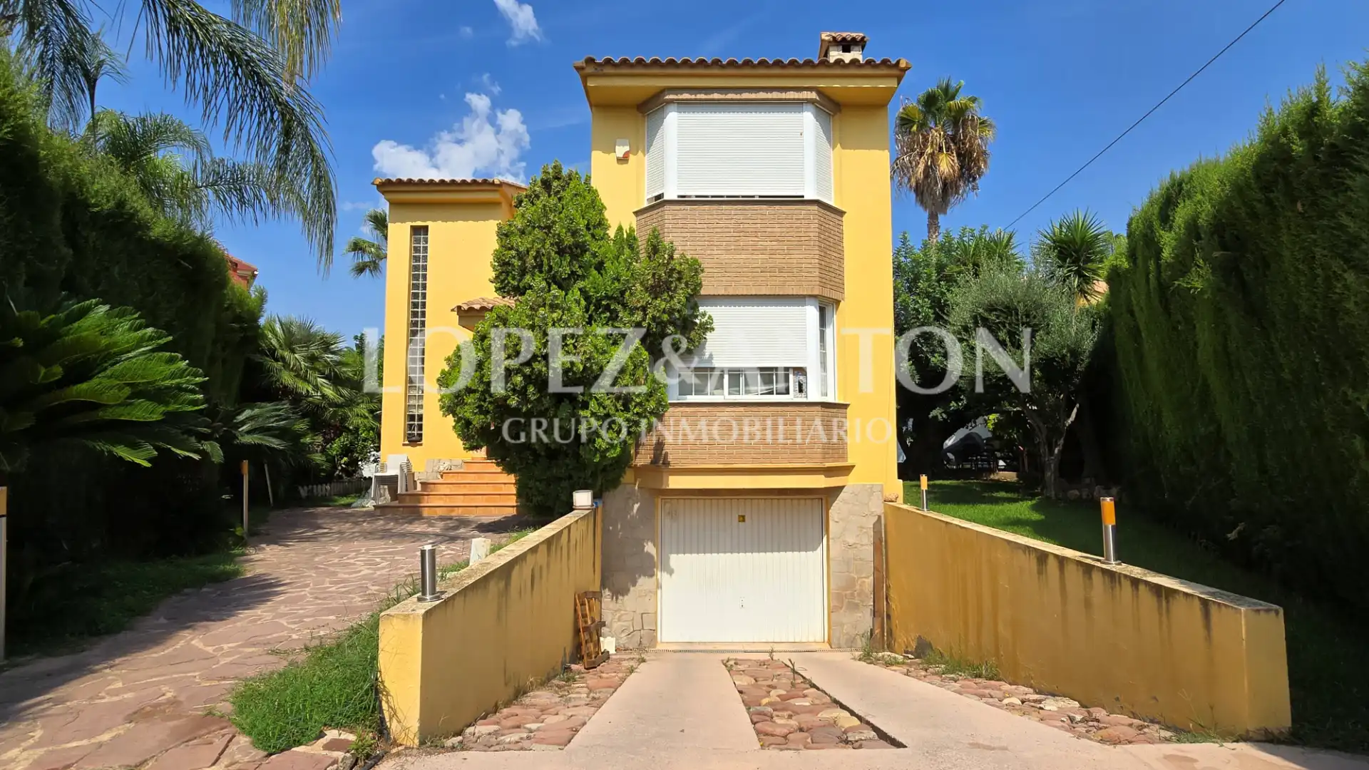 Exterior view of Houses for sale in L'Eliana  with Heating, Private garden and Terrace