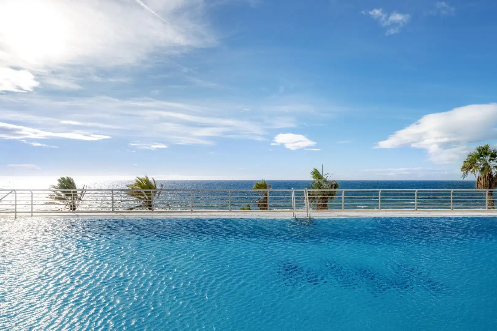 Schwimmbecken von Wohnungen zum Verkauf in Marbella mit Klimaanlage, Terrasse und Möbliert