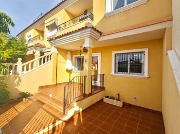 Reihenhaus mit Balkon zur Miete in Torre de la Horadada