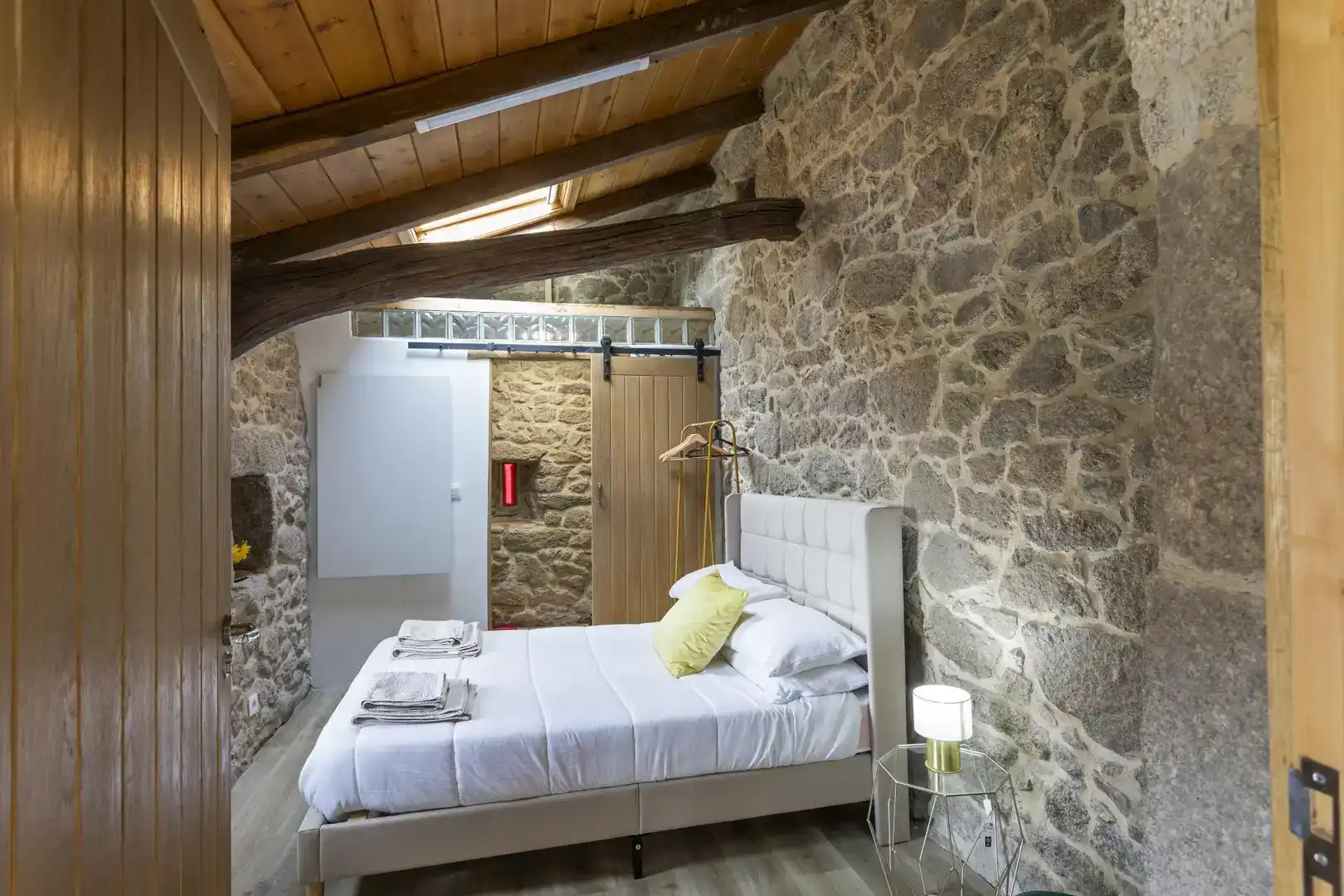 Schlafzimmer von Country house zur Miete in Friol mit Privatgarten, Abstellraum und Möbliert