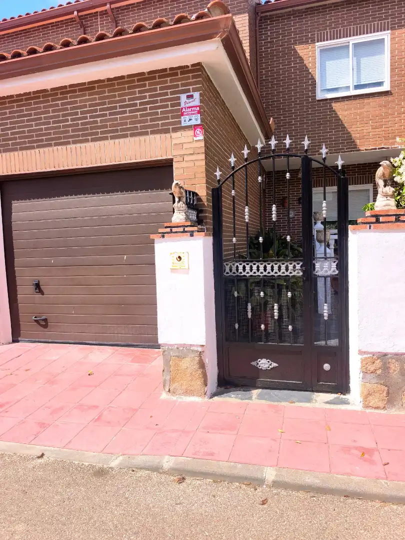 Casa adosada en venda en Montearagón amb Aire condicionat i Calefacció
