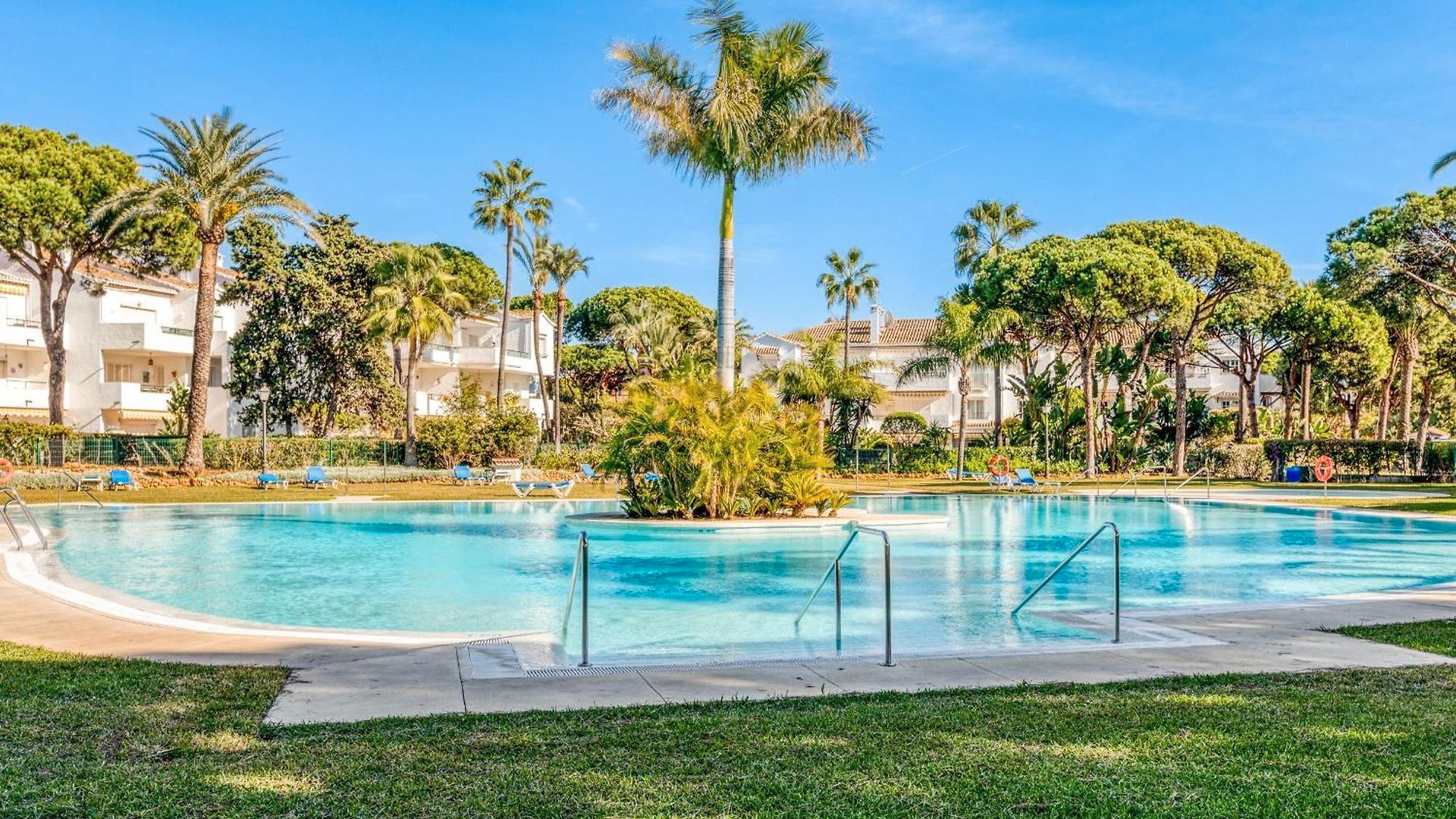 Piscina de Àtic en venda en Estepona amb Aire condicionat, Calefacció i Jardí privat