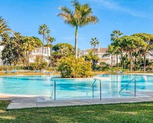 Piscina de Àtic en venda en Estepona amb Aire condicionat, Calefacció i Jardí privat