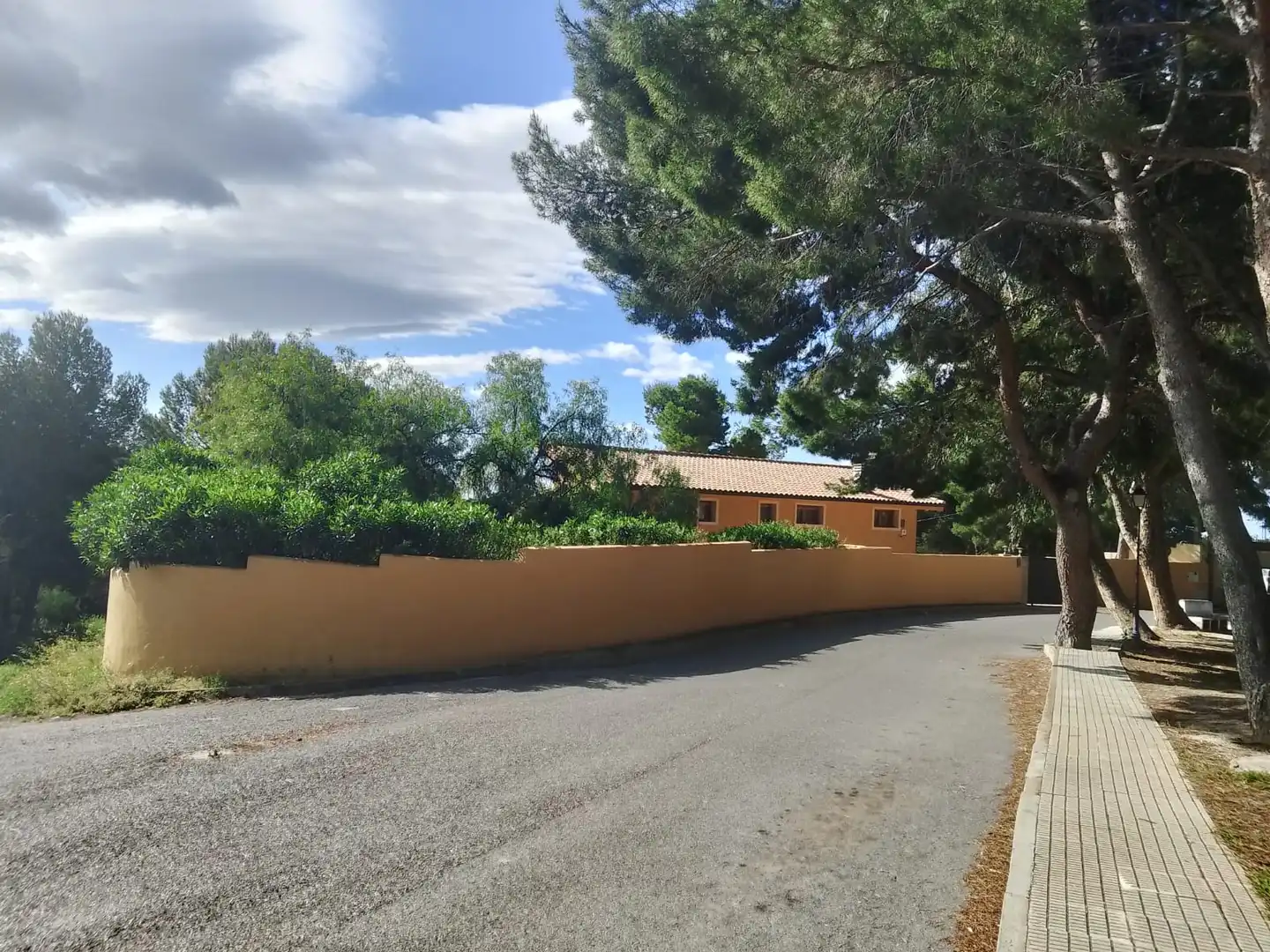 Vista exterior de Casa o xalet en venda en Tibi amb Aire condicionat, Jardí privat i Parquet