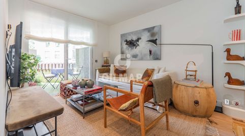 Ubicado en el prestigioso barrio de Nueva España, dentro del distrito de Chamartín, este piso en altura se presenta como una oport