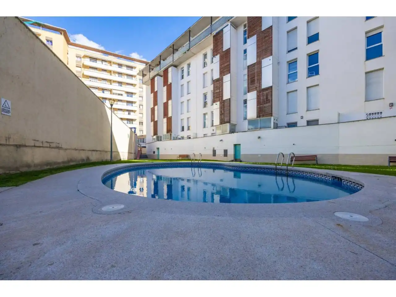 Piscina de Dúplex en venda en Girona amb Aire condicionat, Calefacció i Parquet