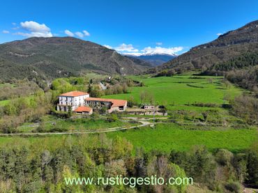 Casa rústica amb balcó en venda a Campdevànol