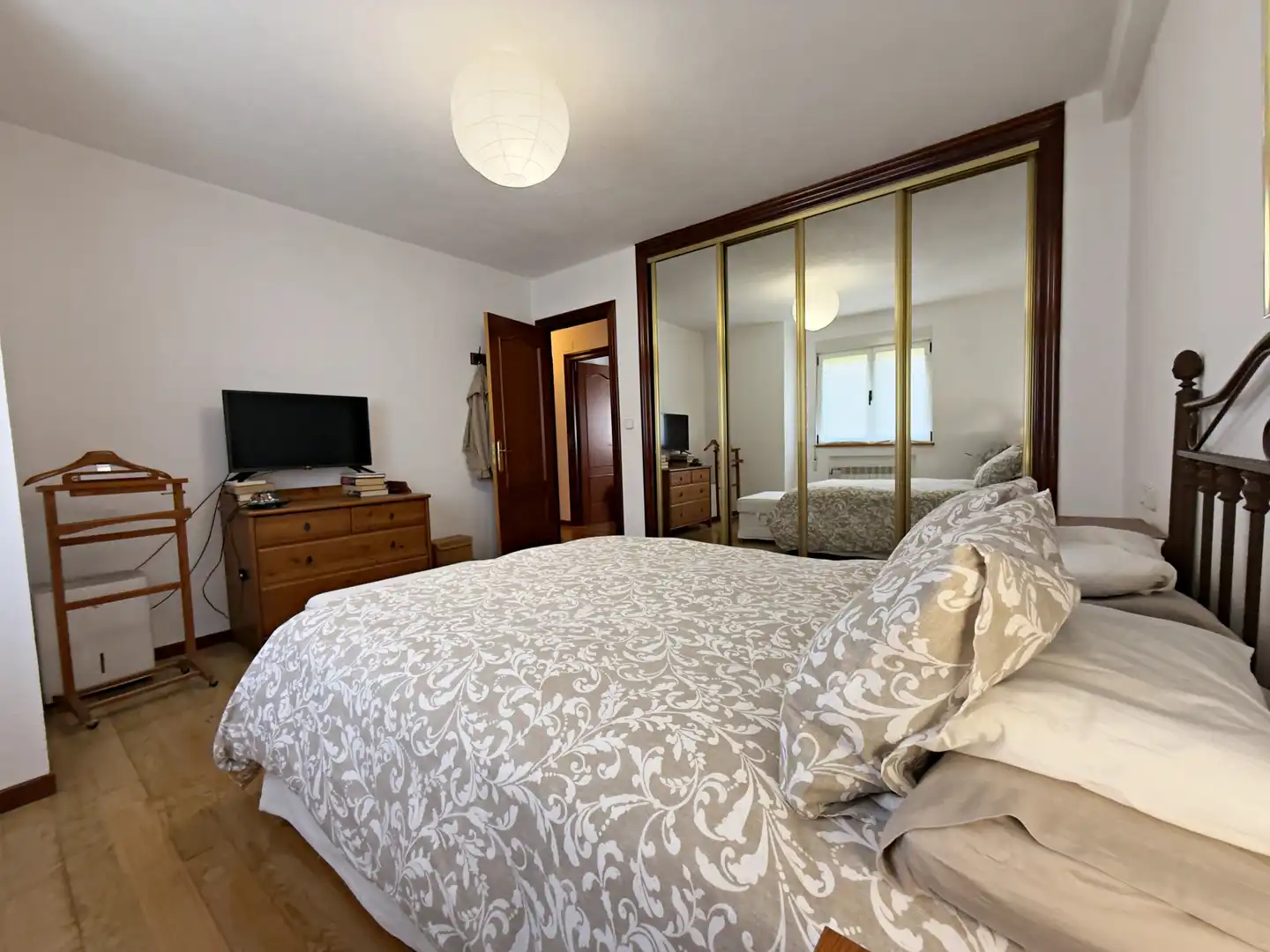 Dormitori de Casa o xalet en venda en Oviedo  amb Calefacció, Jardí privat i Parquet