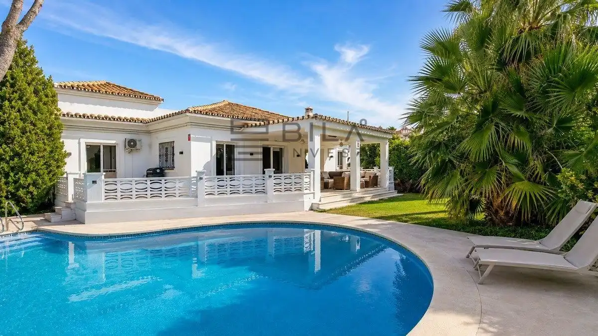 Chalet con piscina en venta en Las Chapas
