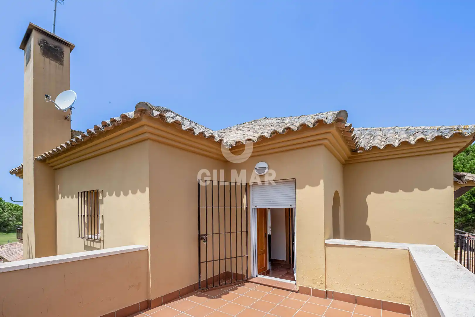 Vista exterior de Casa o xalet en venda en Chiclana de la Frontera amb Calefacció, Jardí privat i Piscina