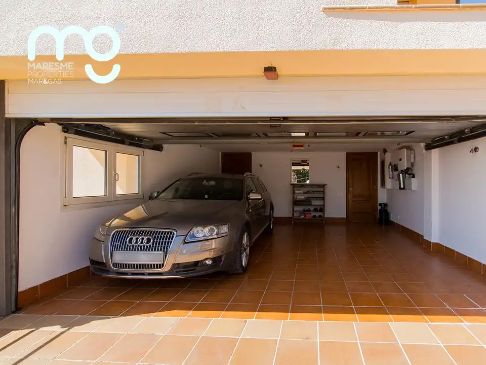 Parking de Casa o chalet en venta en Tiana con Aire acondicionado, Calefacción y Jardín privado