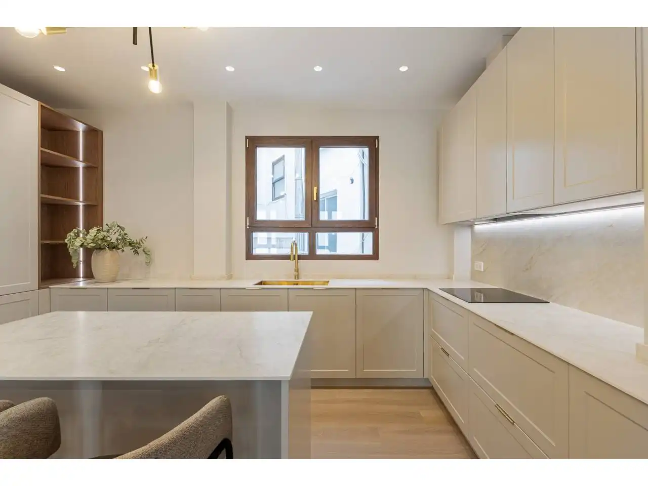 Kitchen of Flat for sale in Valencia  with Air Conditioner, Heating and Parquet flooring