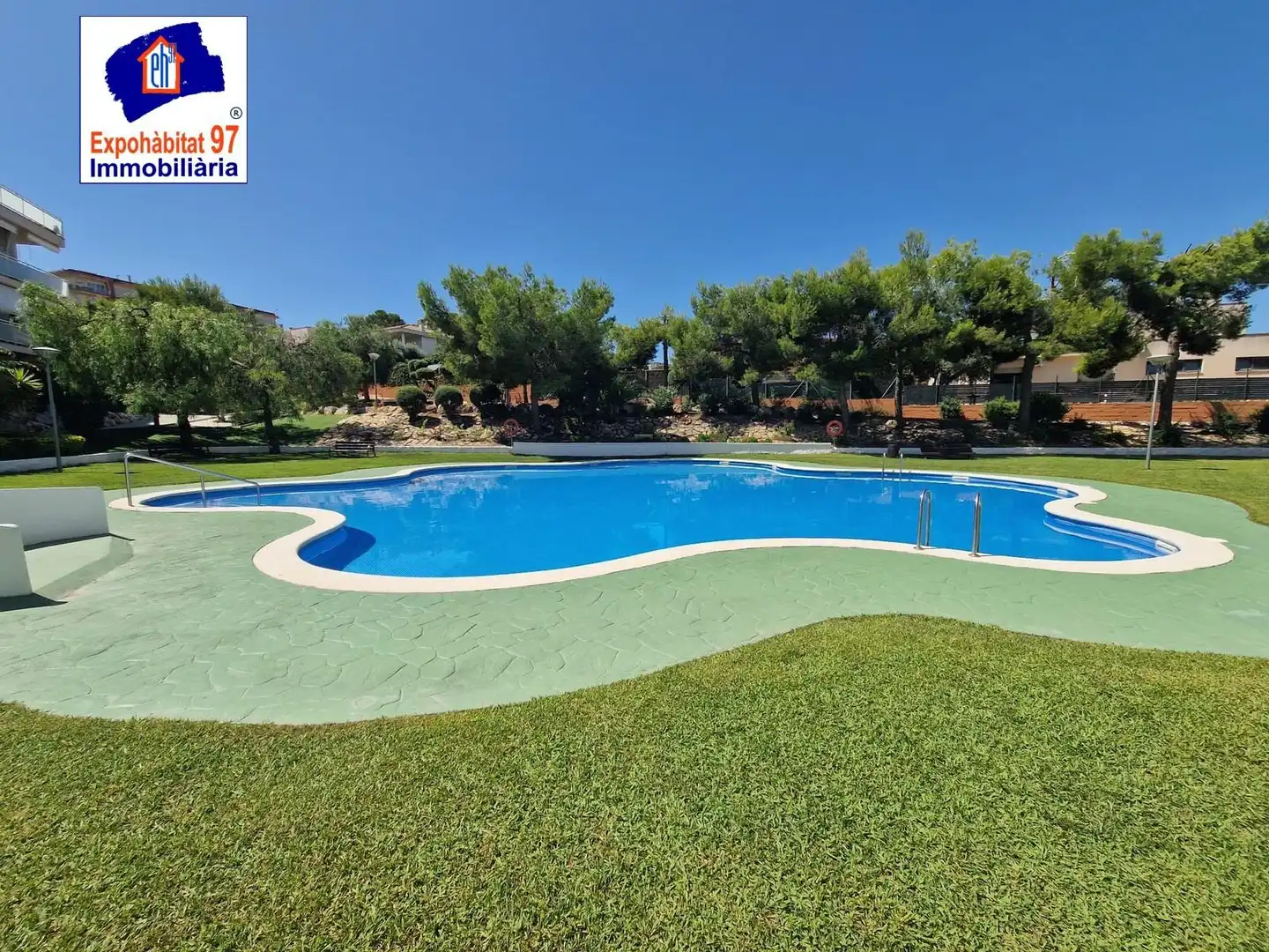 Piscina de Apartament en venda en Salou amb Aire condicionat, Calefacció i Jardí privat