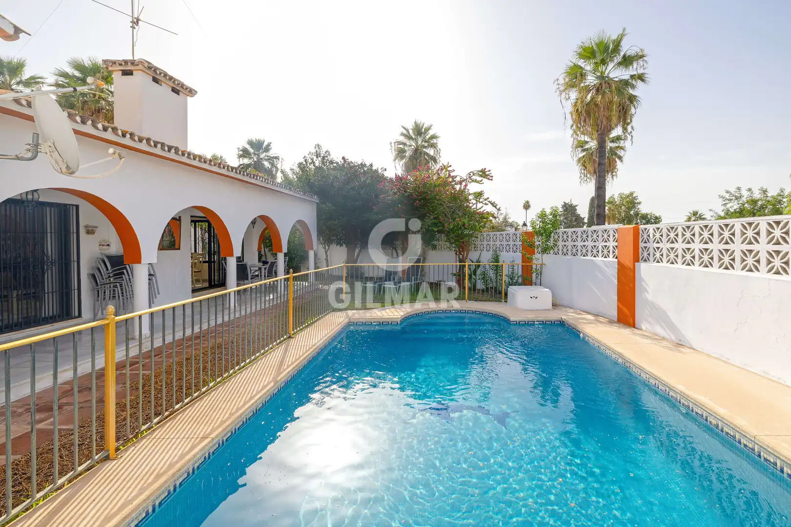 Vista exterior de Casa o xalet en venda en Marbella amb Jardí privat i Piscina