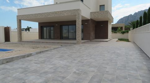 Fantástica villa con piscina, jardín y muchas extras para estrenar.