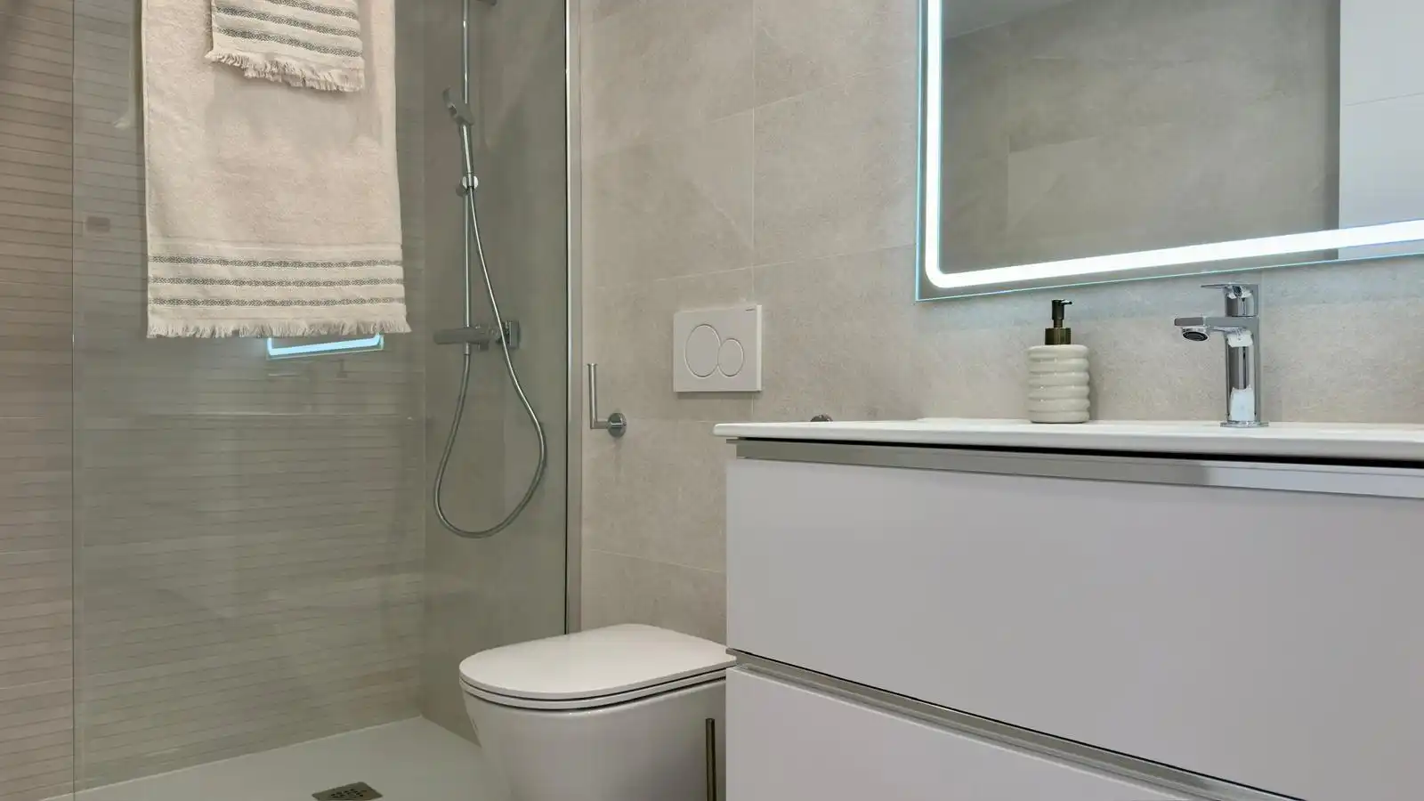 Bany de Apartament de lloguer en Finestrat amb Aire condicionat, Jardí privat i Terrassa