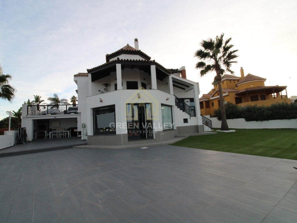 Vista exterior de Casa o xalet en venda en La Alcaidesa amb Jardí privat, Terrassa i Piscina