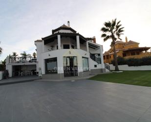 Vista exterior de Casa o xalet en venda en La Alcaidesa amb Jardí privat, Terrassa i Piscina