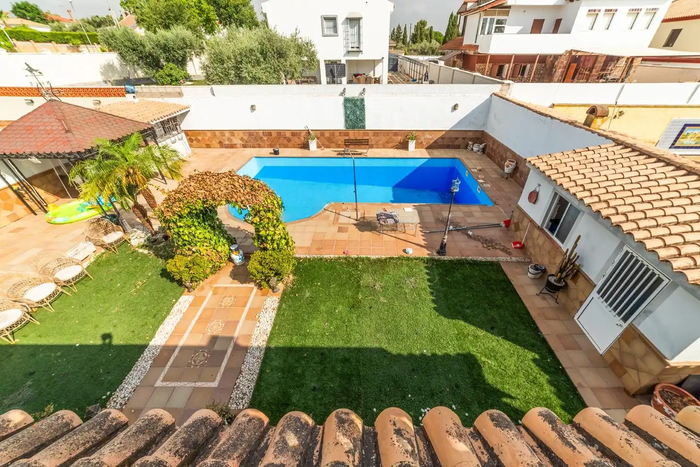 Piscina de Casa o xalet en venda en Montequinto amb Aire condicionat, Jardí privat i Piscina