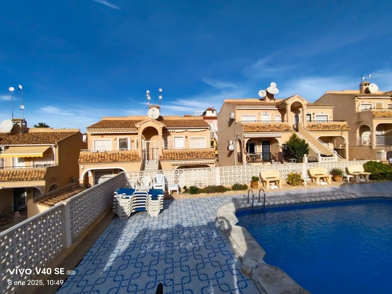 Vista exterior de Apartament en venda en San Miguel de Salinas amb Calefacció, Terrassa i Piscina comunitària