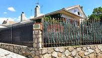 Exterior view of Single-family semi-detached for sale in Navalperal de Pinares  with Terrace