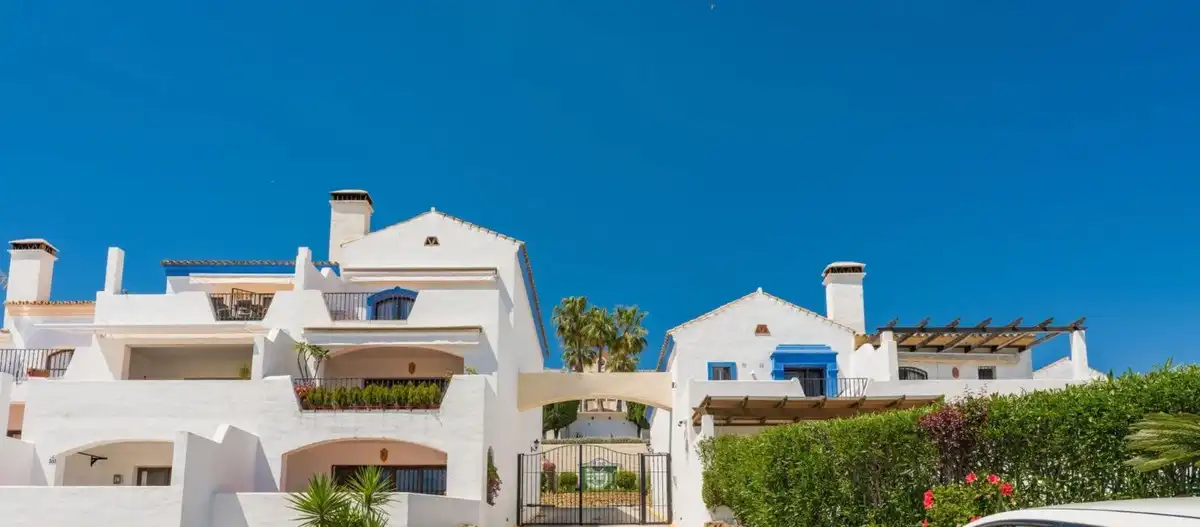 Vista exterior de Casa adosada en venta en Benahavís con Terraza y Piscina comunitaria