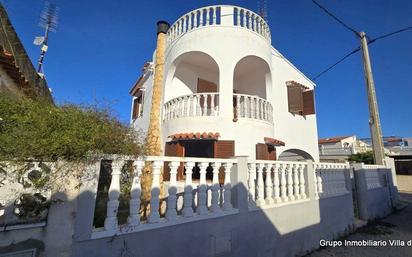 Vista exterior de Casa o xalet en venda en Oliva amb Jardí privat, Traster i Moblat