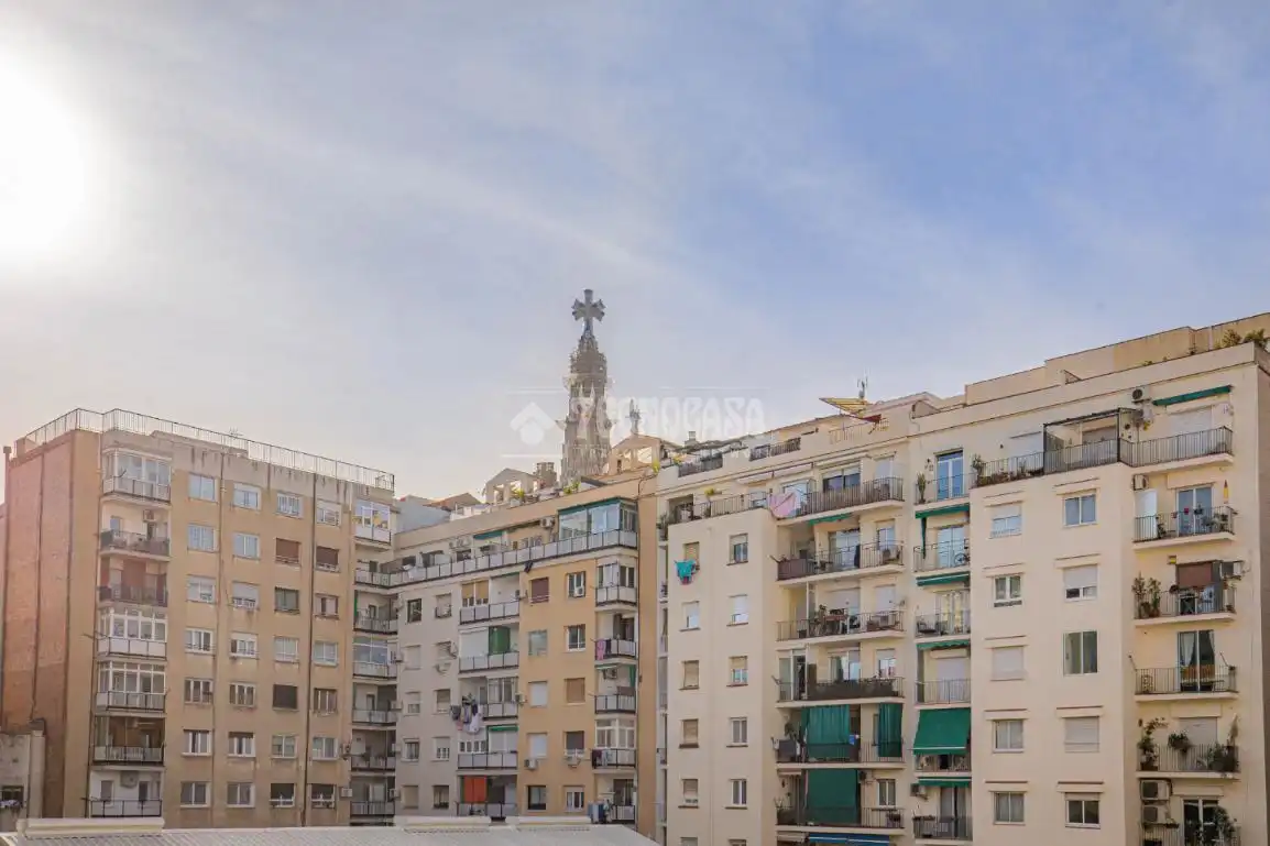 Vista exterior de Piso en venta en Barcelona con Balcón