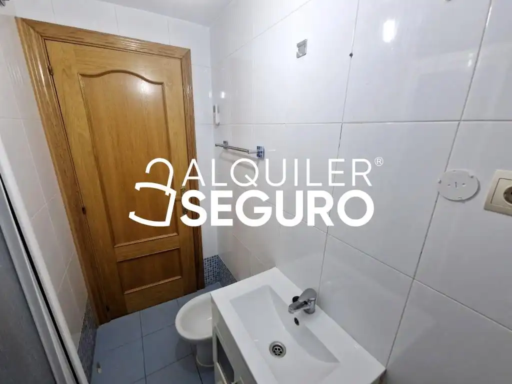 Bathroom of Flat for rent in Móstoles  with Heating and Storage room