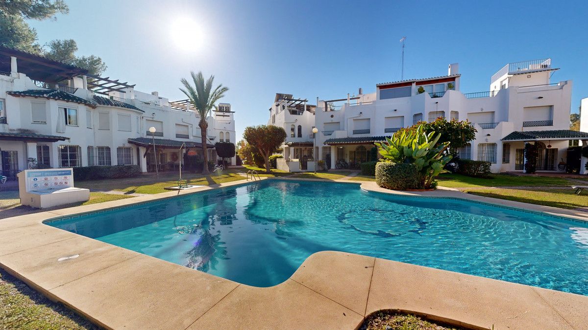 Vista exterior de Casa adosada en venda en Marbella amb Aire condicionat, Terrassa i Moblat