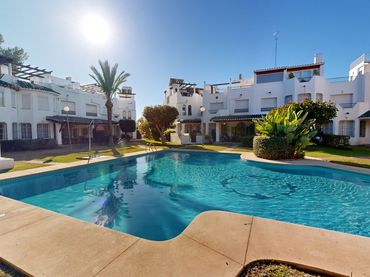 Adossat amb piscina en venda a Calle Sirio
