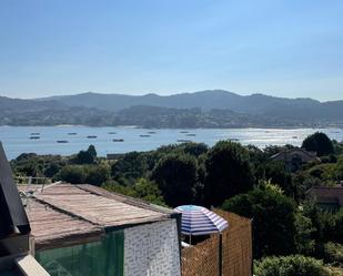 Vista exterior de Casa adosada de lloguer en Cangas  amb Balcó