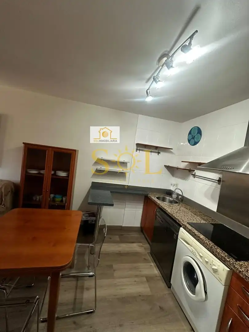Cuina de Apartament en venda en León Capital  amb Calefacció, Parquet i Moblat
