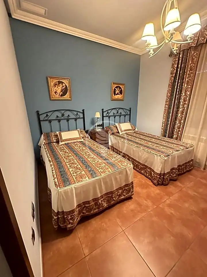 Dormitori de Casa o xalet en venda en Linares amb Aire condicionat, Calefacció i Jardí privat